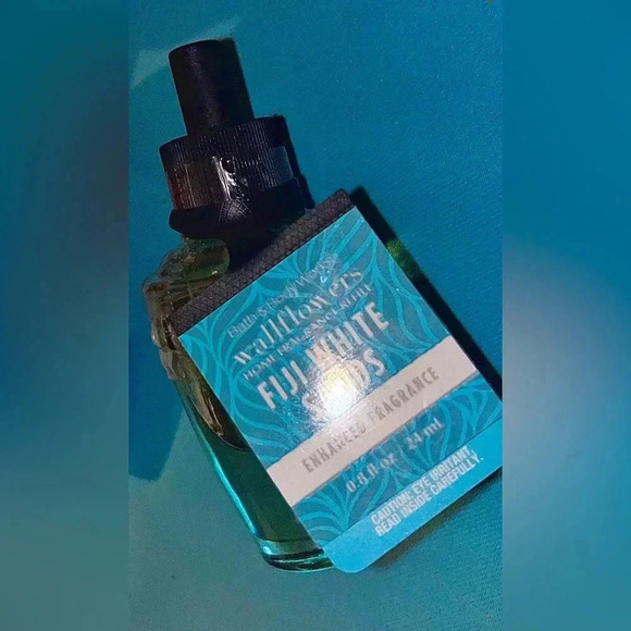 🆕 Bath & Body Works Mrs. Santa Clause Wallflower and White Fiji Sands Refill - Picture 6 of 7